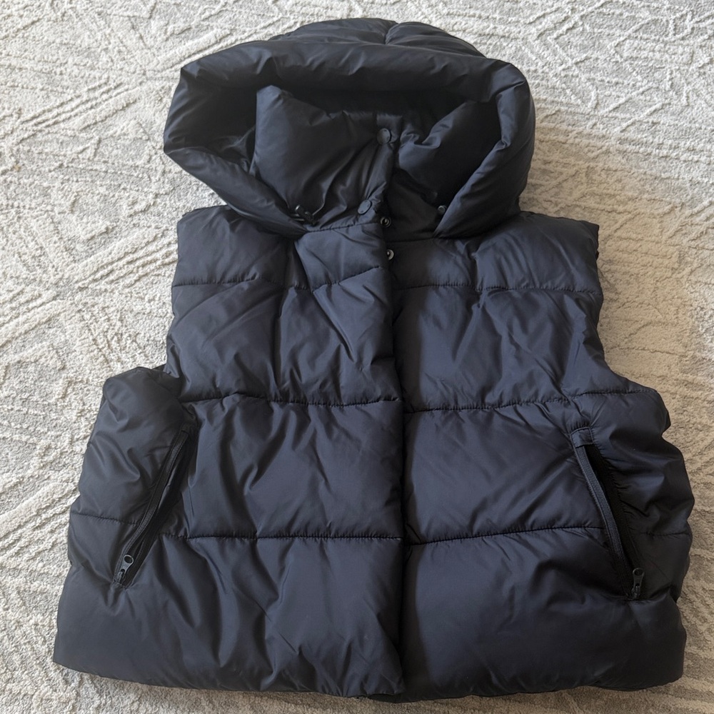 ALO Yoga women’s  black Puffer Vest with Hood